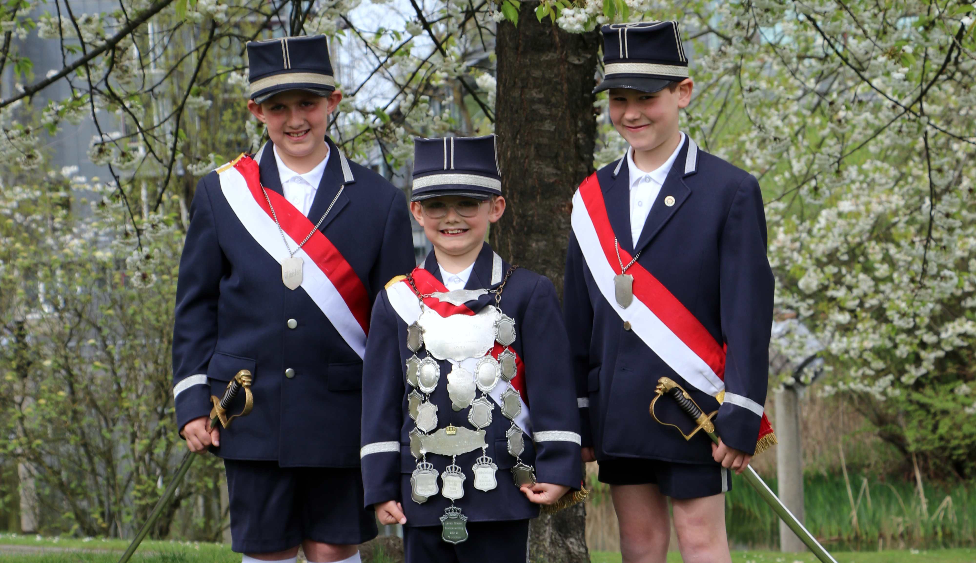 Unser Edelknabenkönig Levian I. Bienert (Mitte) mit seinen Ministern Lean Bienert (links) und Florian Helten (rechts) heißen Sie herzlich Willkommen.