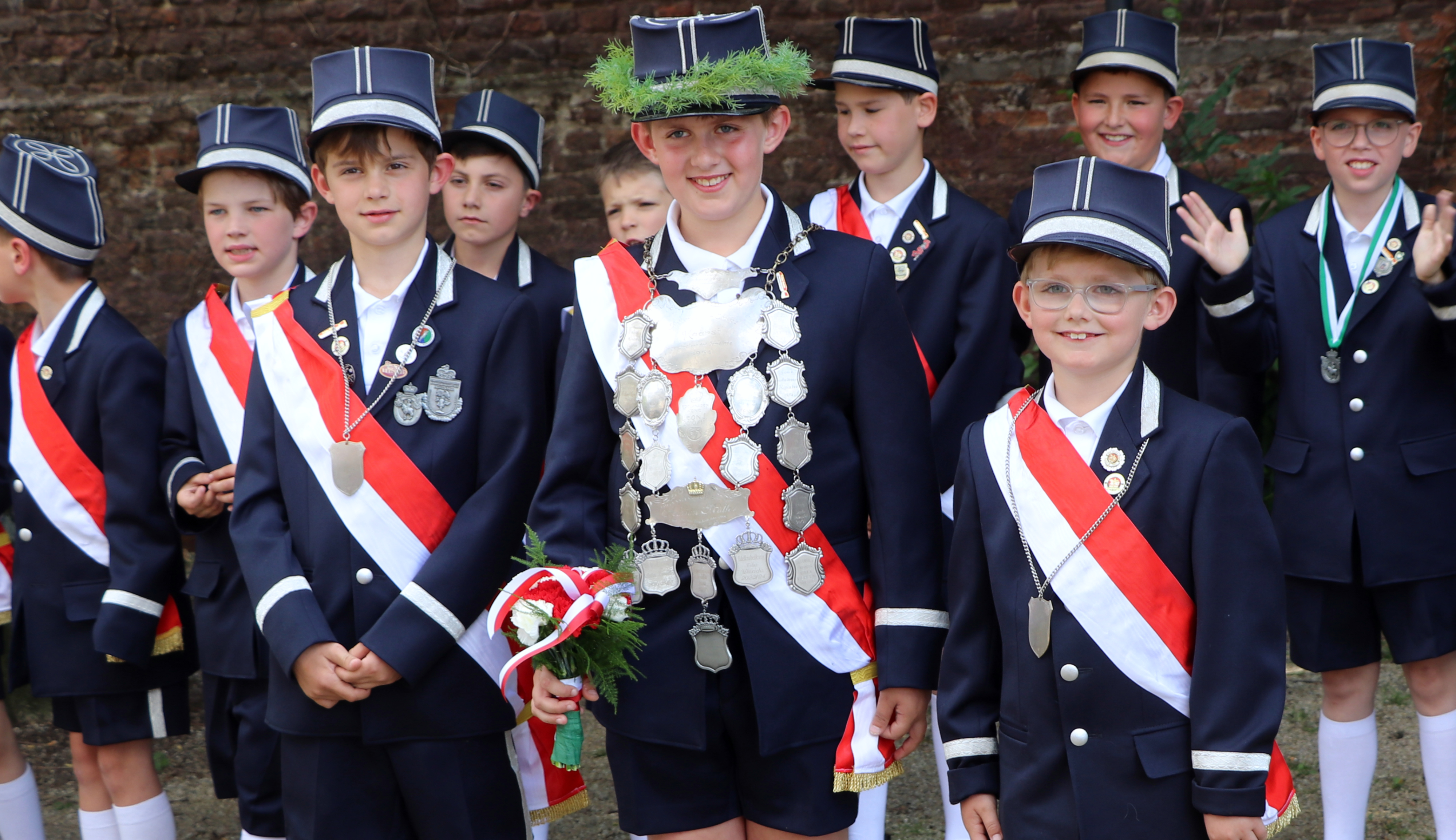 Unser Edelknabenkönig Lean I. Bienert (Mitte) mit seinen Ministern Niklas Noel Franz (links) und Levian Bienert (rechts) heißen Sie herzlich Willkommen.